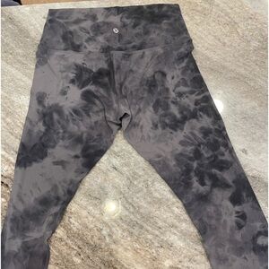 Lululemon Dimond Dye Aligned leggings size 10 28” *HAS PILLING AND A SMALL HOLE*